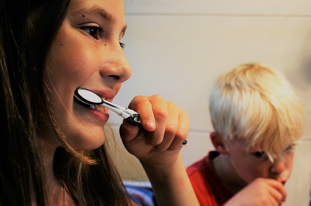 děti si čistí zuby